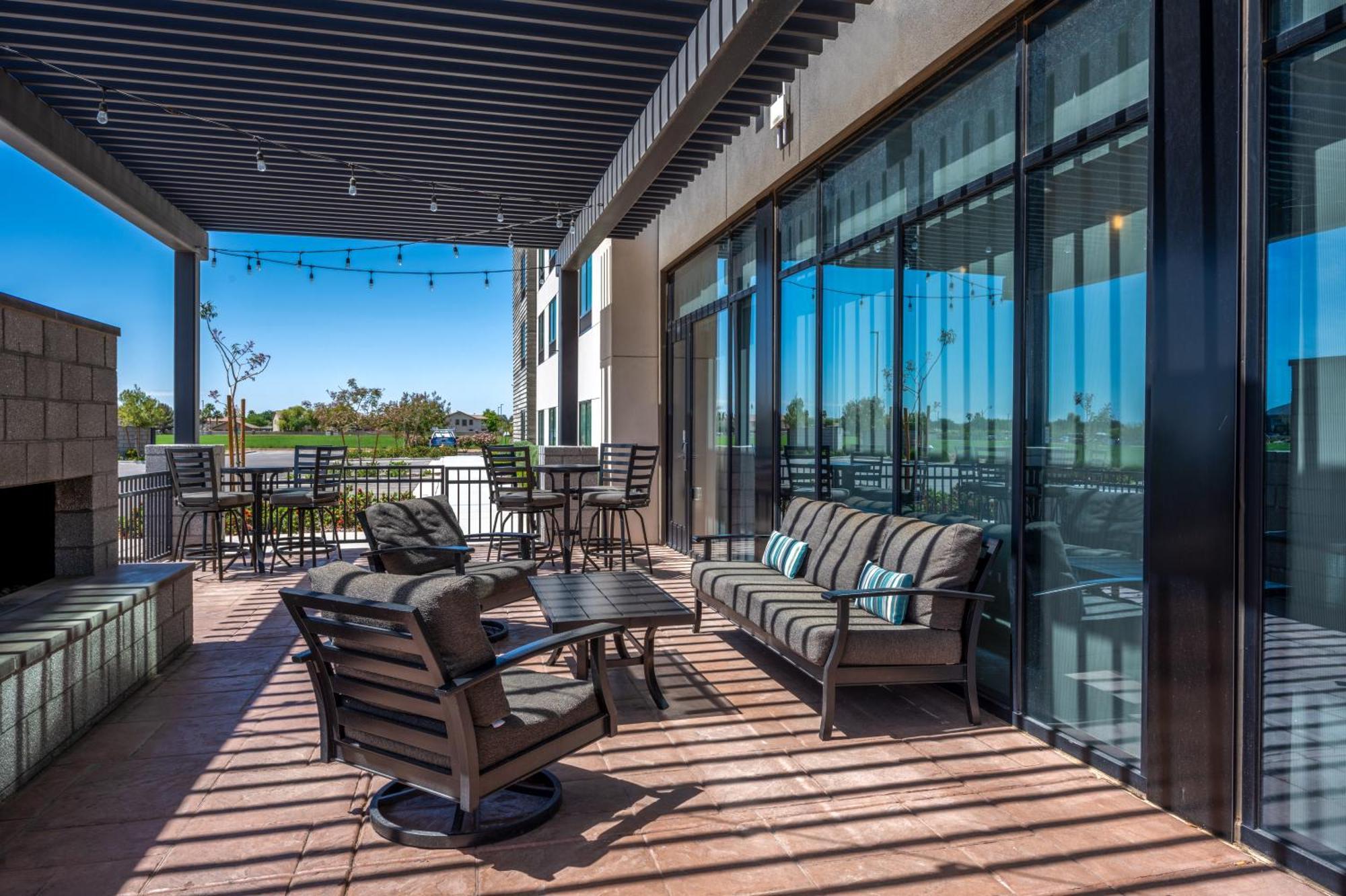 Holiday Inn Express & Suites - Gilbert - Mesa Gateway Airport Exterior foto